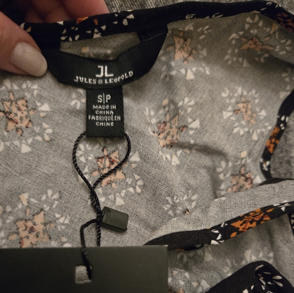 Sleeveless v-neck blouse size S - Picture 2 of 7